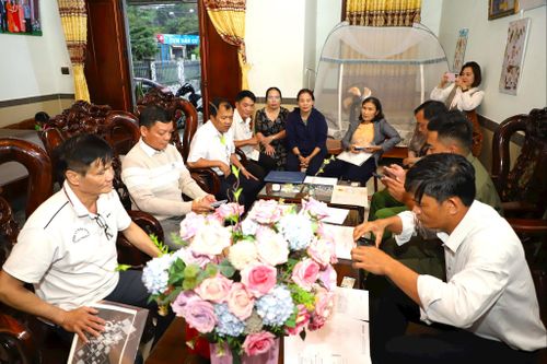 Các lực lượng chức năng đến tận nhà bà Phan Thị Bắc, tổ dân phố 1, phường Đông Gia Nghĩa hướng dẫn thực hiện dịch vụ công trực tuyến