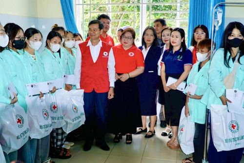 Tặng quà cho các bệnh nhân đang điều trị bệnh tan máu bẩm sinh tại Bệnh viện Đa khoa tỉnh