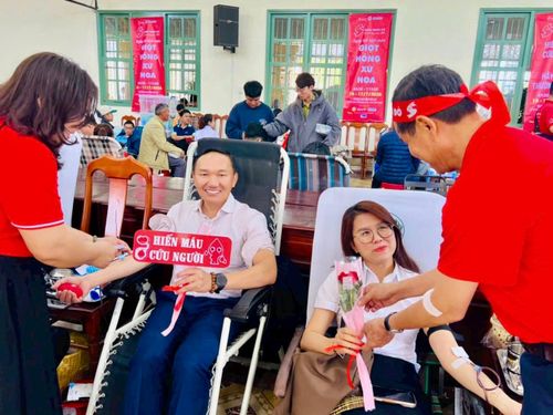 Tặng hoa tri ân người hiến máu tình nguyện