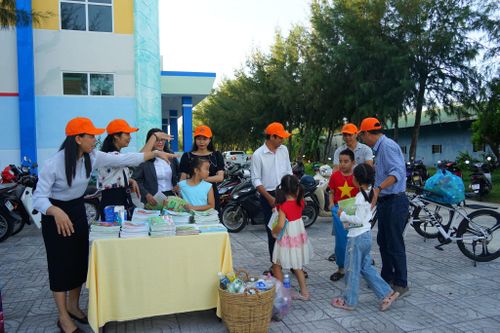 Đổi rác thải nhựa giữ xanh cho đặc khu Phú Quý