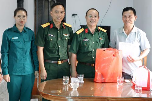 Ban Chỉ huy Quân sự xã Đắk Sắk thăm, tặng quà người có công trên địa bàn xã