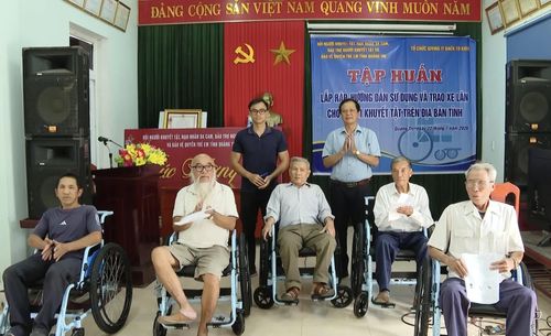 Chương trình trao tặng xe lăn góp phần hỗ trợ người khuyết tật cải thiện điều kiện đi lại, sinh hoạt - Ảnh: K.H