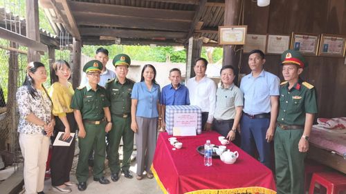 Thăm hỏi, tặng quà gia đình thương binh Bùi Văn Trí, ở bản Lâm Thủy, xã Kim Ngân - Ảnh: A.H