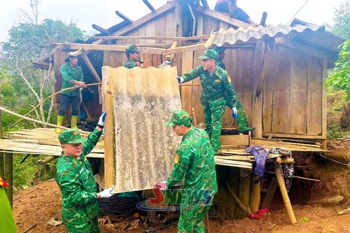 Cán bộ, chiến sĩ Đồn Biên phòng Chiềng On hỗ trợ nhân dân dựng lại nhà sau thiên tai.
