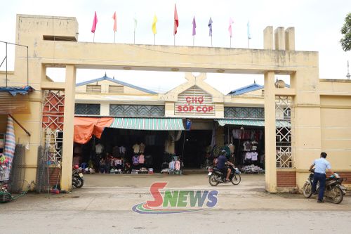 Khu vực chợ Sốp Cộp phát triển kinh doanh thương mại.