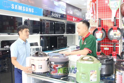 Nhân dân mua sắm đồ điện từ tại cửa hàng điện máy Cầm Phát, bản Sốp Cộp, xã Sốp Cộp.