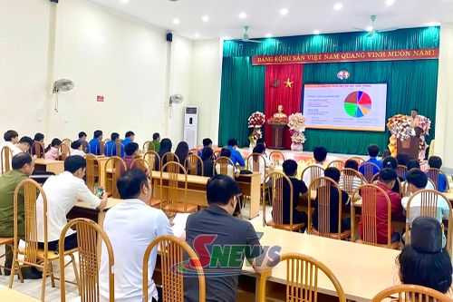 Công an xã Sông Mã phối hợp với Phòng Cảnh sát giao thông, Công an tỉnh tổ chức tuyên truyền, giáo dục pháp luật về giao thông cho nhân dân. 