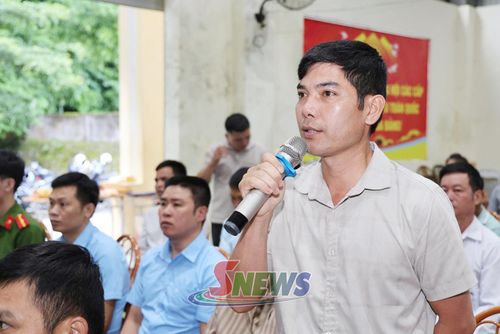 Cử tri kiến nghị tại hội nghị.