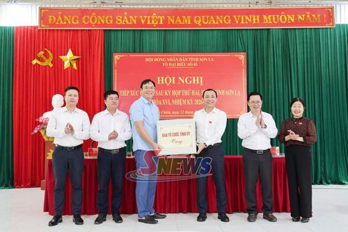 Tổ đại biểu số 3, HĐND tỉnh tặng quà cho xã Mường Chiên