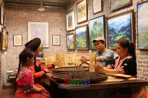Anh Kiên hướng dẫn người dân đóng những mẻ trà Shan tuyết sao tay chất lượng.