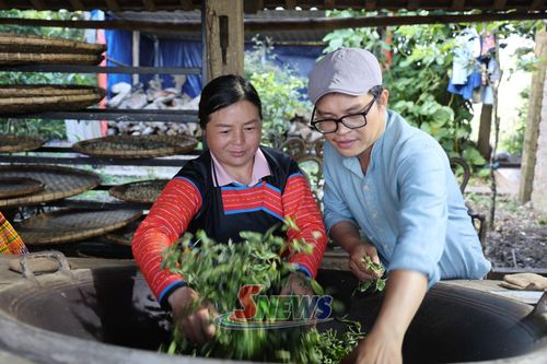 Anh Nguyễn Thành Kiên cùng sao chè trên chảo gang với người dân bản địa.