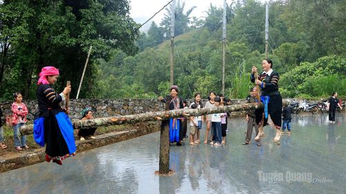 Đông đảo người dân xã Thắng Mố tham gia trò chơi dân gian.