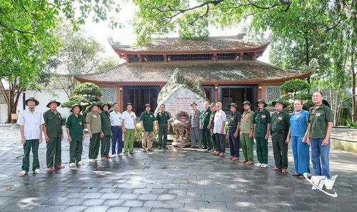 Đoàn người có công chụp ảnh lưu niệm tại Khu di tích lịch sử Quốc gia 27/7.