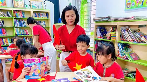 Các em học sinh lớp mẫu giáo 5 tuổi đến làm quen với môi trường của trường tiểu học trước khi chuyển cấp.