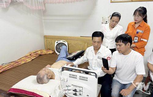 Cán bộ Công ty Núi Pháo mang theo máy siêu âm di động đến tận nhà khám bệnh cho các trường hợp đặc biệt.
