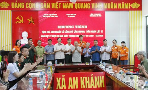 Công ty trao tặng hơn 240 phần quà gồm các sản phẩm hỗ trợ sức khỏe và nhu yếu phẩm tới gia đình chính sách và người có công với cách mạng.