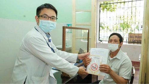 Bác sĩ Bệnh viện Trung ương Huế tuyên truyền về phòng, chống tác hại thuốc lá cho người nhà bệnh nhân.