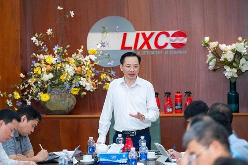 Ông Nguyễn Hữu Tú, Tổng Giám đốc Tập đoàn Hóa chất Việt Nam phát biểu chỉ đạo tại buổi làm việc, nhấn mạnh việc phát triển sản phẩm mới, mở rộng thị trường và khai thác hiệu quả Vinachemmart