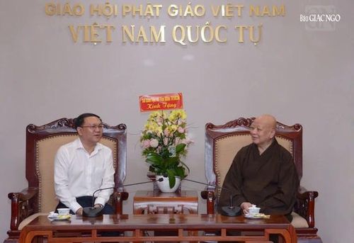 Hòa thượng Thích Lệ Trang trao đổi thân mật cùng ông Lâm Đình Thắng