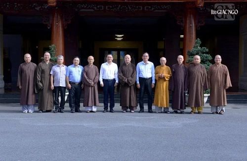 Phái đoàn chụp ảnh lưu niệm cùng chư tôn đức Ban Trị sự TP.HCM tại Việt Nam Quốc Tự