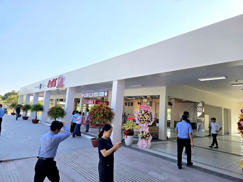 Hiện 16/21 trạm dừng nghỉ cao tốc đã khai thác hoặc khai thác tạm, cơ bản đáp ứng nhu cầu lưu thông trên tuyến. Trong ảnh: Trạm dừng nghỉ trên cao tốc Vĩnh Hảo - Phan Thiết Km 205+092 (Ảnh lớn: Phía bên ngoài trạm, Ảnh nhỏ: Phía bên trong trạm).