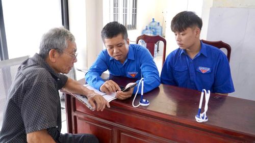 Anh Trần Lâm Sơn, Bí thư đoàn xã Tây Sơn hướng dẫn người dân cài đặt VNeID, iGiaLai, sử dụng dịch vụ công trực tuyến.