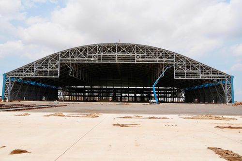 Trong khi đó, dự án thành phần 4 với nhóm công trình dịch vụ hàng không đang từng bước hình thành hệ sinh thái phục vụ khai thác sân bay. Theo kế hoạch, 7 công trình thuộc dự án thành phần 4 đủ điều kiện hoàn thành trong năm 2026, gồm hai nhà máy cung cấp suất ăn hàng không, hai công trình kỹ thuật thương mại mặt đất và ba hangar bảo dưỡng tàu bay.