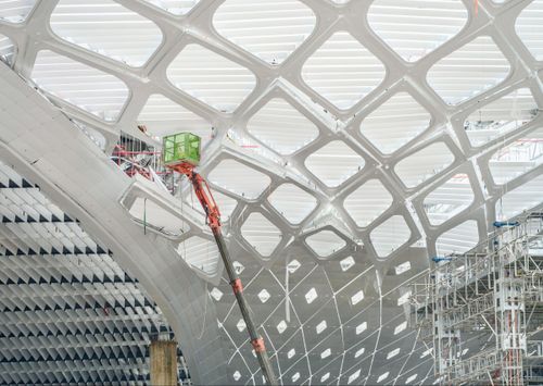 Điểm nhấn lớn nhất của dự án thành phần 3 là gói thầu 5.10 xây dựng nhà ga hành khách. Đến nay, phần hoàn thiện kiến trúc nhà ga đạt gần 80%, hệ thống cơ điện đạt hơn 92%. Các hạng mục công nghệ quan trọng như hệ thống xử lý hành lý, soi chiếu an ninh, cầu ống lồng, hệ thống dẫn đỗ tàu bay, thang cuốn, thang máy… đang được lắp đặt. Theo kế hoạch, nhà ga hành khách sẽ cơ bản hoàn thành trong tháng 9.