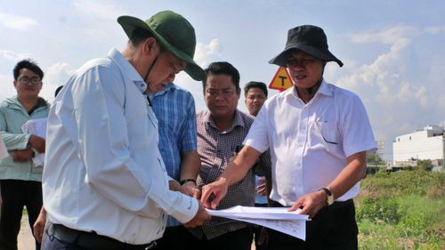Các Tổ công tác do các đồng chí Thường trực Tỉnh ủy Cà Mau làm Tổ trưởng thường xuyên xuống hiện trường kiểm tra, đôn đốc các nhà thầu, đơn vị thi công tập trung nhân lực, vật lực đẩy nhanh tiến độ thi công.