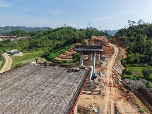 Đầu tư công không chỉ tạo ra giá trị đầu tư trực tiếp, mà còn tác động lan tỏa mạnh đến nhiều lĩnh vực của nền kinh tế. (Trong ảnh: Cao tốc Đồng Đăng - Trà Lĩnh). Ảnh: Đức Thanh