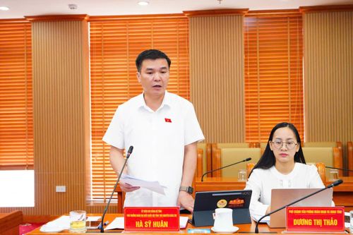 Phó trưởng Đoàn chuyên trách Đoàn ĐBQH tỉnh Thái Nguyên Hà Sỹ Huân phát biểu tại buổi giám sát. Ảnh: Đồng Văn Thưởng.