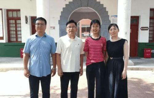 Em Xu chụp ảnh cùng các giáo viên trung học của mình. Giáo viên chủ nhiệm khen ngợi em là người rất kiên trì và có tư duy độc lập. Ảnh: 163.com