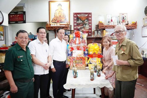 Đoàn công tác số 5 thăm hỏi thăm hỏi gia đình Thương binh Tô Phương Hùng. Ảnh: Lan Phương