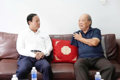 Phó Chủ tịch Thường trực HĐND TP. Hồ Chí Minh Nguyễn Văn Thọ thăm hỏi thương binh hạng 1/4 Lê Đình Dực. Ảnh: Lan Phương
