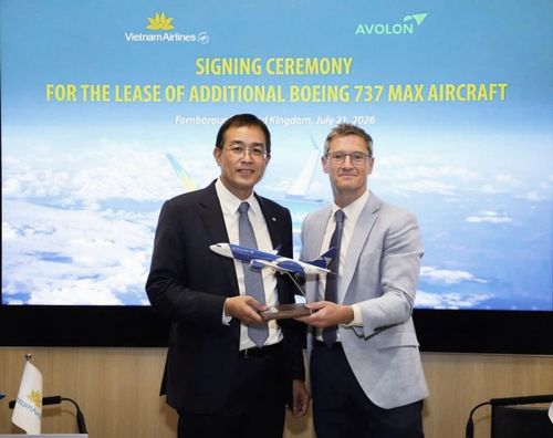 Ông Đặng Ngọc Hòa, Chủ tịch HĐQT Vietnam Airlines và ông Paul Geaney, Chủ tịch kiêm Giám đốc Thương mại Avolon tại lễ ký kết. Ảnh: VNA