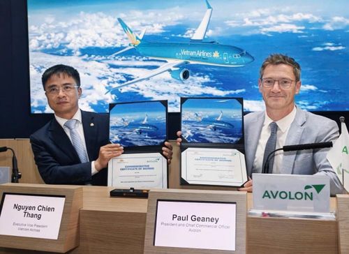 Ông Nguyễn Chiến Thắng, PTGĐ Vietnam Airlines và ông Paul Geaney, Chủ tịch kiêm Giám đốc Thương mại Avolon ký kết tại sự kiện. Ảnh: VNA