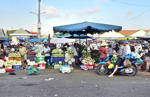 Các tiểu thương buôn bán trái cây lộ thiên bên trong chợ nông sản Thủ Đức.