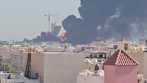 Khói bốc lên từ một cơ sở năng lượng ở Kuwait, nghi do trúng hỏa lực Iran. Ảnh: Reuters
