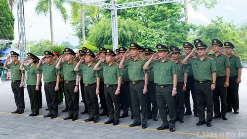 Đoàn công tác dâng hoa, dâng hương tại Nghĩa trang Liệt sĩ Quốc gia Vị Xuyên.