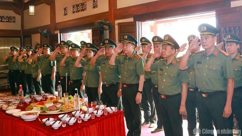 Đoàn công tác dâng hương, dâng hoa, tưởng niệm Chủ tịch Hồ Chí Minh tại Đền thờ Chủ tịch Hồ Chí Minh.