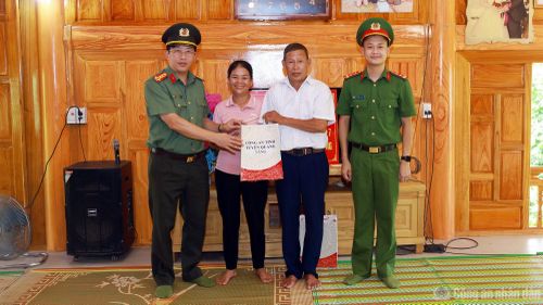 Đoàn công tác trao quà tặng gia đình Đại úy Hoàng Xuân Sỹ.