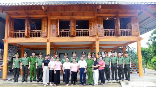 Đoàn công tác và gia đình Đại úy Hoàng Xuân Sỹ.