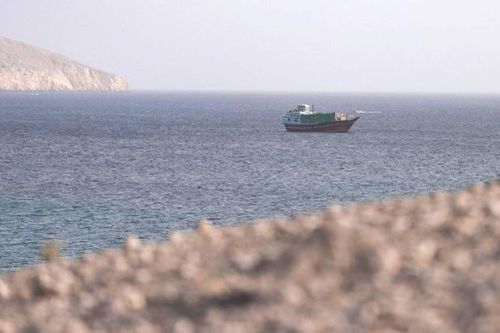 Hình ảnh một con tàu ở eo biển Hormuz, nhìn từ Musandam, Oman. Ảnh: Reuters