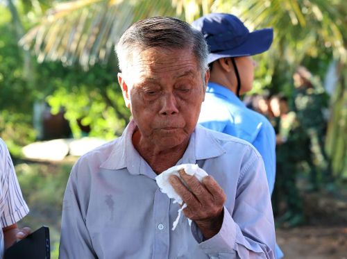 Nhiều người xúc động khi phát hiện, tìm thấy hài cốt liệt sĩ.