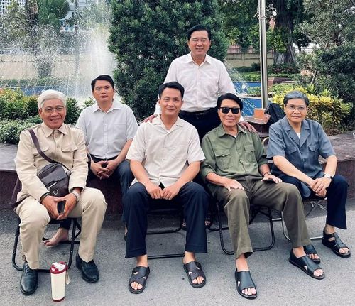 Các diễn viên hóa trang để thủ vai lãnh đạo Bộ Nội vụ và những nhân sự chủ chốt của chuyên án. Ảnh: Đoàn làm phim cung cấp.