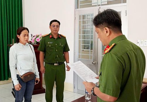Cơ quan Công an tống đạt quyết định khởi tố đối với Nguyễn Thị Giàu.