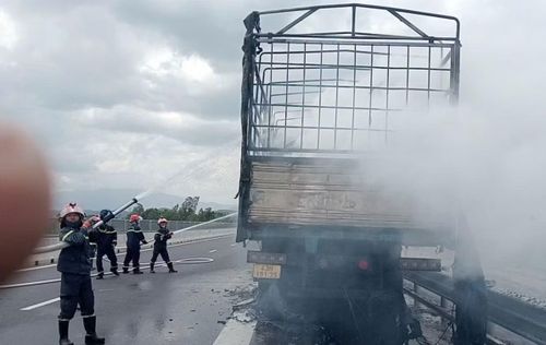 Cảnh sát phun bọt, phun nước dập tắt đám cháy.