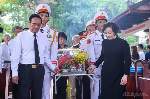Phó Thủ tướng Phạm Thị Thanh Trà cùng các đại biểu thực hiện nghi thức quy tập, di chuyển hài cốt liệt sĩ vào nhà quàn trong Lễ triển khai tìm kiếm, quy tập hài cốt liệt sĩ tại Công viên Lê Thị Riêng (TP HCM) ngày 6/7/2026 - Ảnh: VGP.