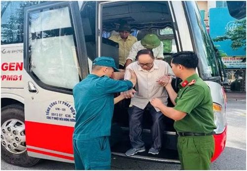 Công an phường Hạ Long, Mông Dương tận tình hỗ trợ thân nhân liệt sĩ thu nhận mẫu sinh phẩm (Nguồn: Công an Quảng Ninh)