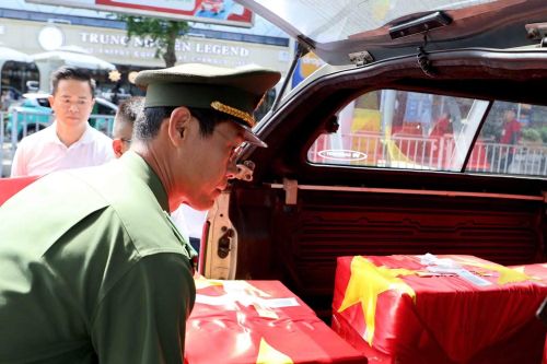 Công an TP Hồ Chí Minh tiếp nhận các di ảnh liệt sĩ được phục dựng.